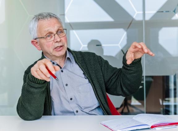 Roel Jongeneel: Als minister Wiersma zegt dat ze wil werken aan “haalbare doelstellingen” voor alle bedrijven is dat niet het eerlijke verhaal. Om de wettelijk vastgelegde doelen te halen, zullen bedrijfsspecifieke doelstellingen ambitieus moeten zijn.'