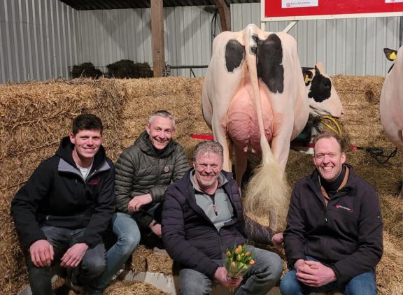Rob Schouten (bedrijfsleider Schep Holsteins), Johan Schep, Adolf Langhout en Nico Bons poseren bij Bons-Holsteins Koba 291