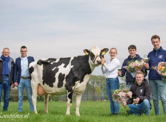 Links juryleden Dick van Deelen en Fedde Boonstra en rechts winnaars Justin Wessels, Arjen Peters en Teun Oude Hengel (hurkend) (foto: Teus van Herk/Koeienfoto’s.nl