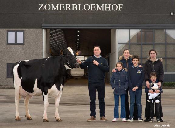 Lola van het Zomerbloemhof (v. Reflector) is de vijftigste koe met 100.000 kg melk voor de familie Lahousse
