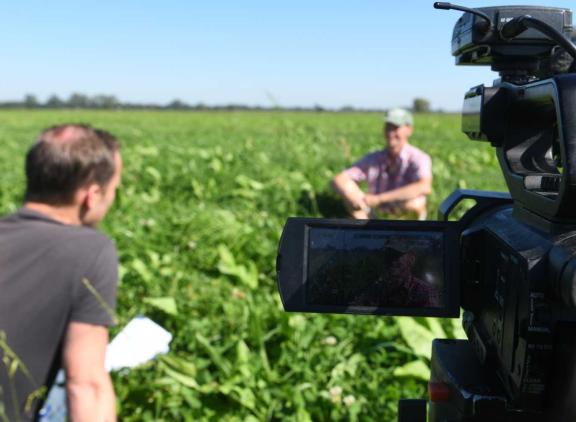 Juryvoorzitter Van den Pol hoopt dat er veehouders meedoen voor wie de teelt van gras niet alleen economisch waardevol is, maar die ook oog hebben voor de meerwaarde van gras op andere vlakken