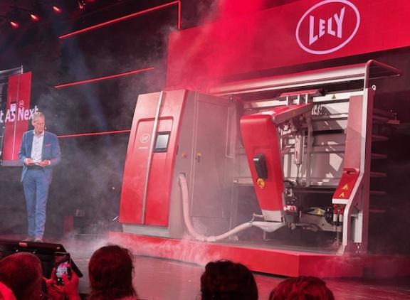 De nieuwe melkrobot Austronaut A5 Next werd met veel show gepresenteerd