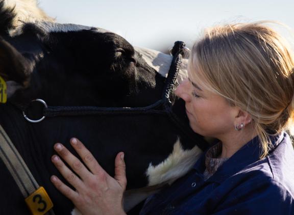 Michelle Evers kan uren knuffelen met haar lievelingskoe 'mijn vriendin'
